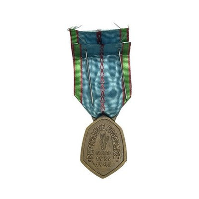 Vintage French WW2 1939-1945 Commemorative War Medal Bronze Ribbon - detail view