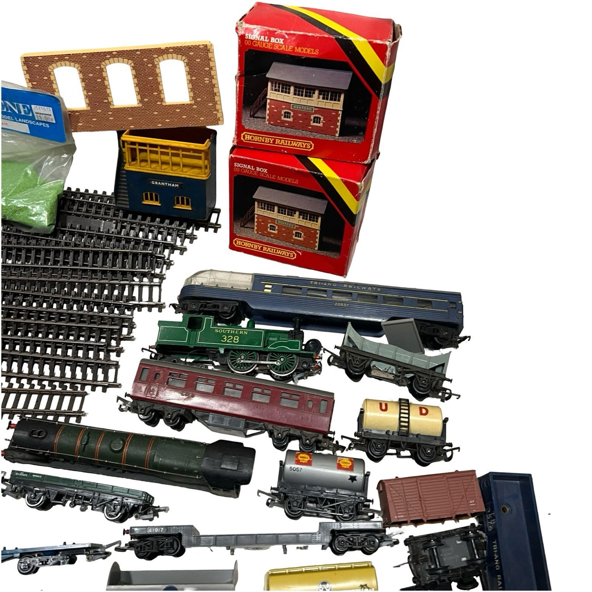 Vintage OO Gauge Model Railway Job Lot Hornby Tri-ang Track Locos Wagons Spares - side view