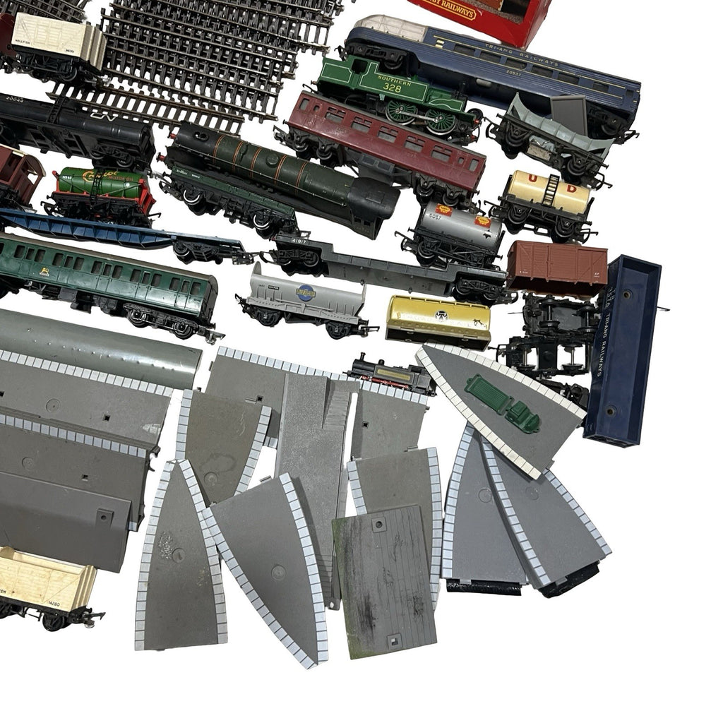 Vintage OO Gauge Model Railway Job Lot Hornby Tri-ang Track Locos Wagons Spares - close-up detail